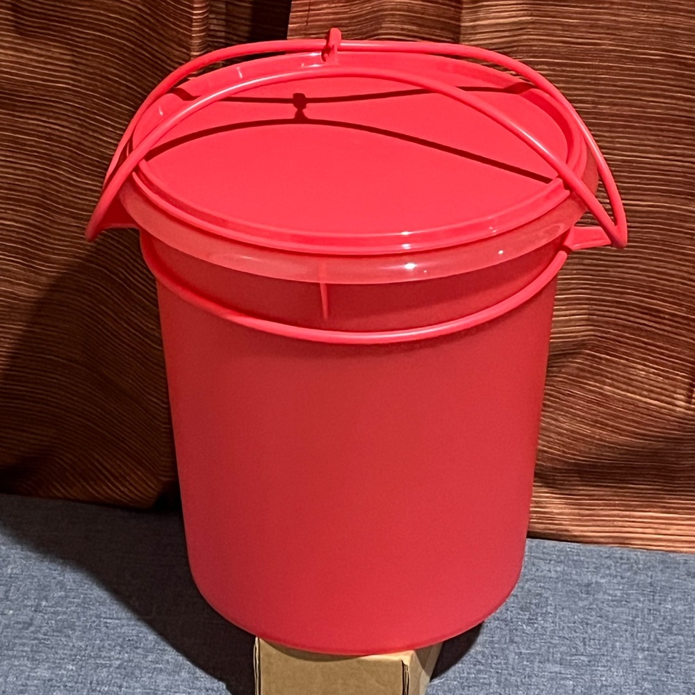 Brand new Tupperware cooling bucket